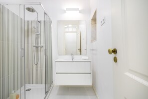Bathroom - Bairro Alto 2-Bed Central Location Fully Equipped (Lisbon)