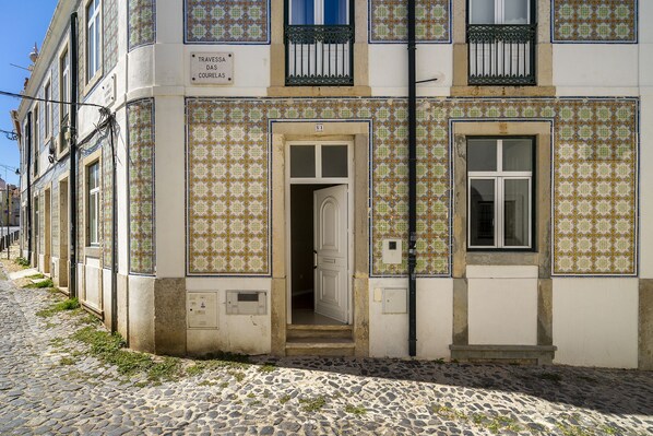 Front of property - Urban Comfort: 1-Br Near Airport & Train Station (Lisbon)