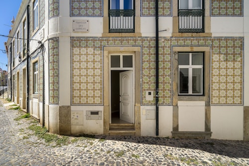 Urban Comfort: 1-Br Near Airport & Train Station