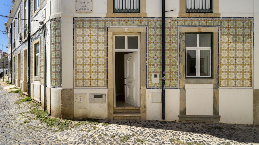 Urban Comfort: 1-Br Near Airport & Train Station