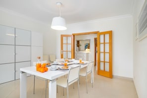Appartement, 2 slaapkamers | Woonruimte | Een flatscreentelevisie