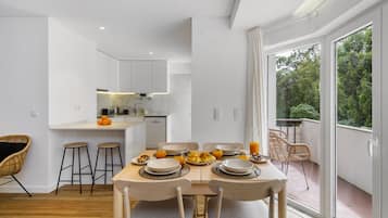 Apartamento, 3 habitaciones | Zona de estar | Una televisión de pantalla plana