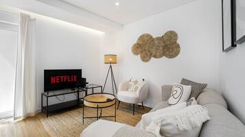 Apartamento, 3 habitaciones | Zona de estar | Una televisión de pantalla plana