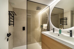 A modern bathroom with a glass shower enclosure, a large mirror, and a wooden vanity. - Lisbon Dream Stay Unmatched Elegance And Comfort (Lisbon)