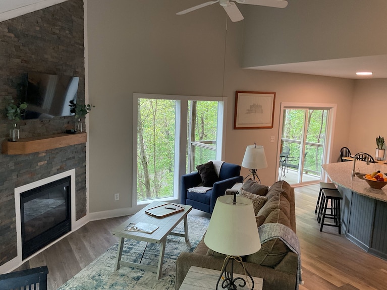 Renovated Boone Deluxe Cottage With 2 Bed 2 Bath, Sleeps 6 Max, Pet Friendly - Boone, NC