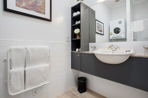 Haartrockner, Handtücher, Seife, Shampoo