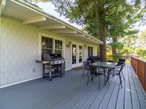 Outdoor dining - Lakefront w Dock-Pets OK-Amazing Views-Large Deck (Chautauqua Lake)