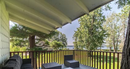 Lakefront w Dock, Pet Friendly, Spacious Yard