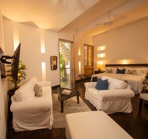 ห้องจูเนียร์สวีท | 1 ห้องนอน, มินิบาร์, ตู้นิรภัยในห้องพัก, ผ้าม่านกันแสง