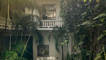 Alberca al aire libre, sombrillas en la alberca y camastros