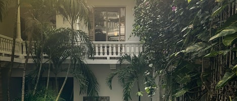 Piscina all'aperto, ombrelloni da piscina, lettini