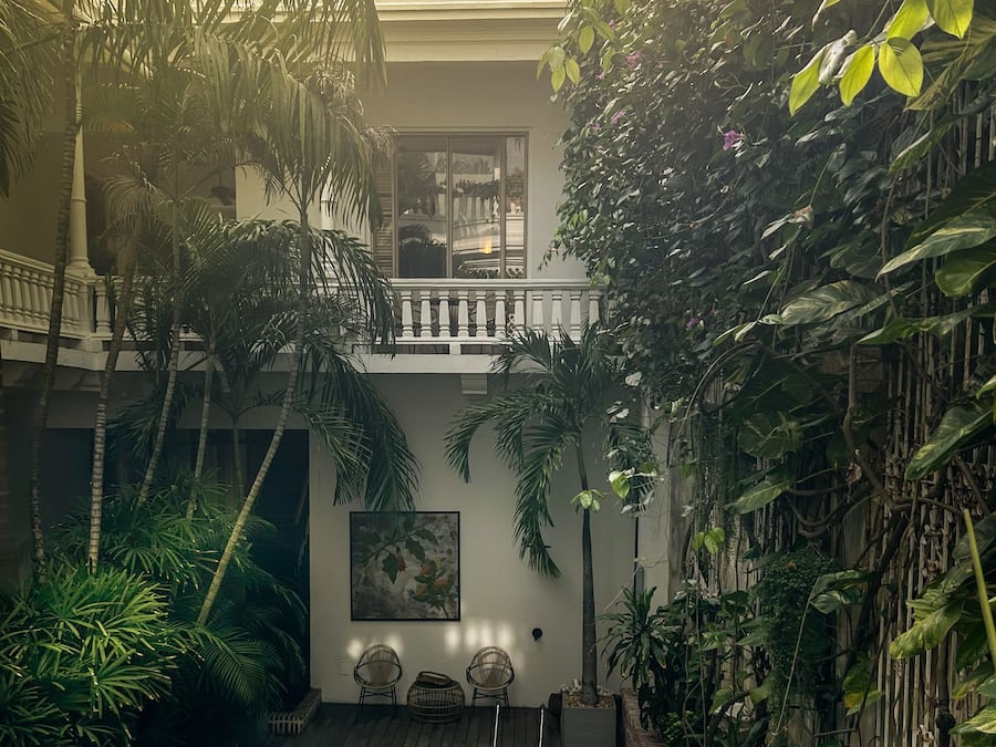 Utendørsbasseng, bassengparasoller og solsenger