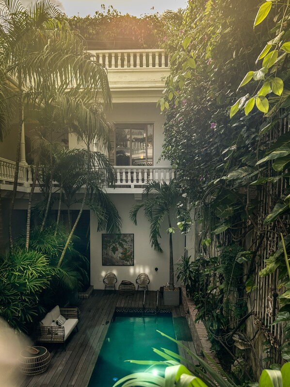 Outdoor pool, open 8:00 AM to 7:00 PM, pool umbrellas, sun loungers - Casa Belle Cartagena Hotel Boutique (Cartagena)