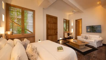 Junior Suite | 1 bedroom, minibar, in-room safe, blackout drapes