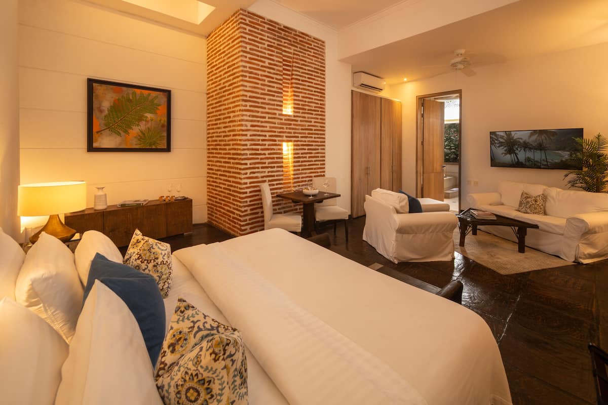 Superior Room, 1 King Bed | 1 bedroom, minibar, in-room safe, blackout curtains