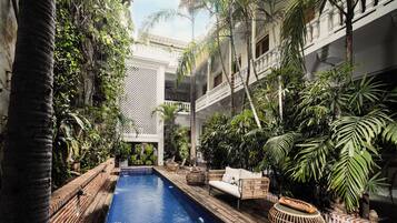 Piscina externa, funciona das 8h às 19h, guarda-sóis, espreguiçadeiras