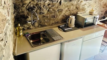 Køleskab, mikrobølgeovn, brødrister