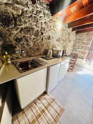 Réfrigérateur, micro-ondes, grille-pain