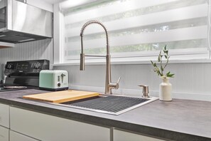 Private kitchen - Brand New Crescent Heights Cottage Near Downtown St Pete (St. Petersburg)