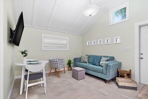 Living area - Brand New Crescent Heights Cottage Near Downtown St Pete (St. Petersburg)