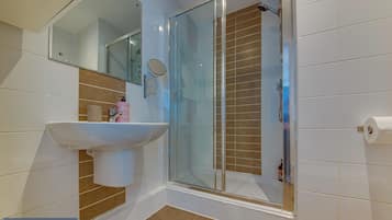 Apartment, 2 Bedrooms, Non Smoking, Kitchen | Bathroom | Hair dryer, towels