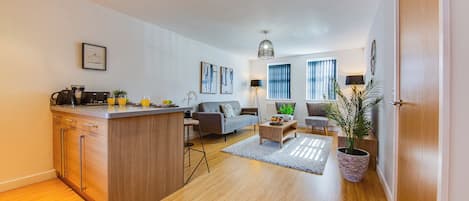 Apartamento, 2 habitaciones, no fumadores, cocina | Zona de estar | Smart TV de 40 pulgadas con canales digitales