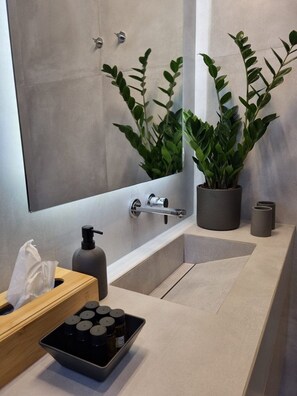 Een douche, handdoeken, zeep, shampoo