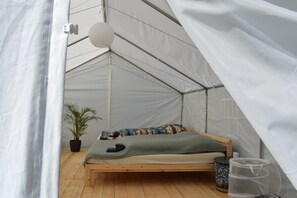 1 habitación, decoración personalizada, muebles diferentes y escritorio 