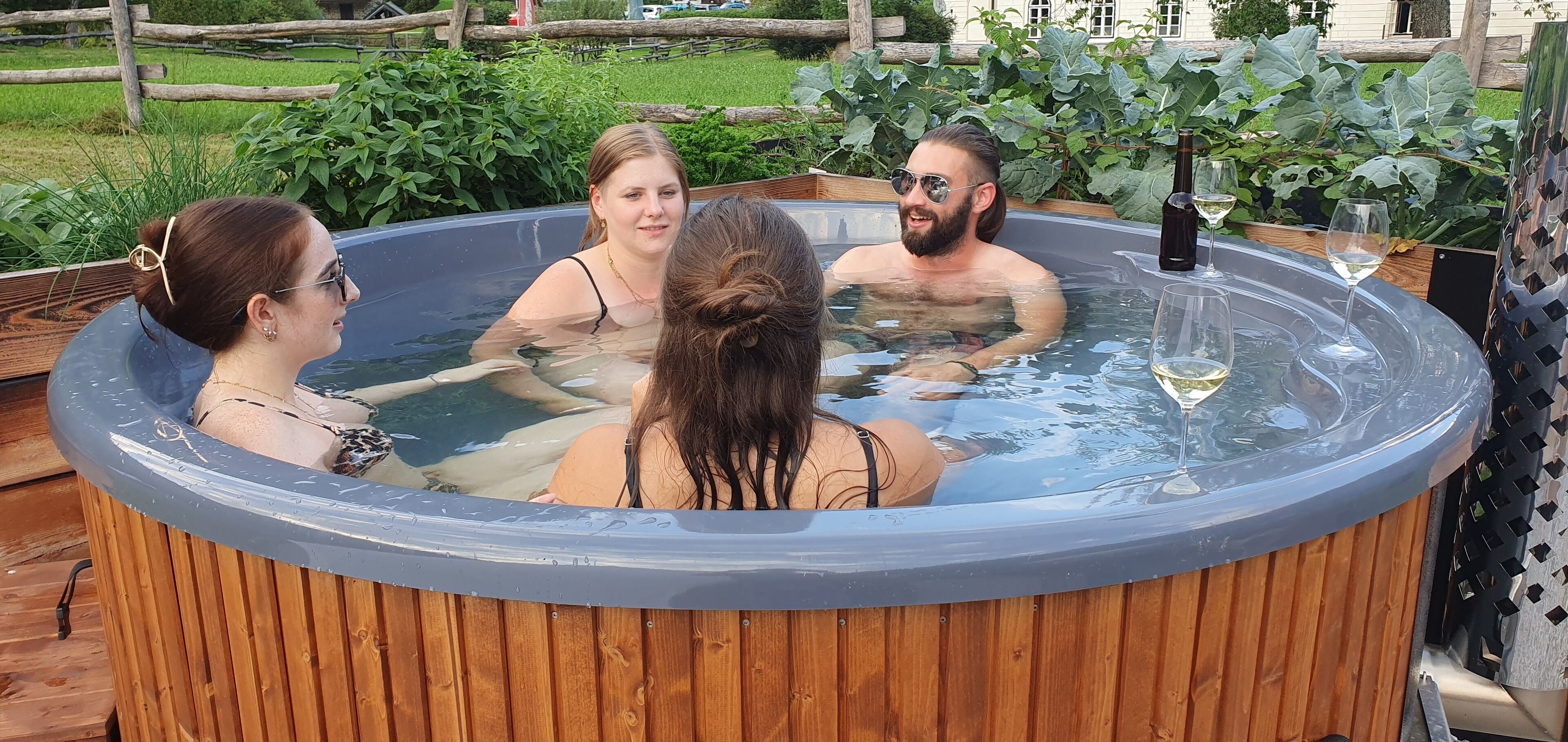 1 habitación, decoración personalizada, muebles diferentes y escritorio 