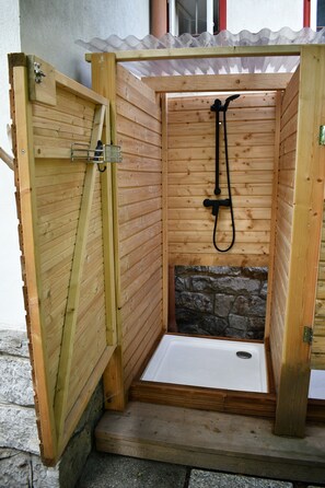Separat badekar og bruser, håndklæder, Toiletpapir