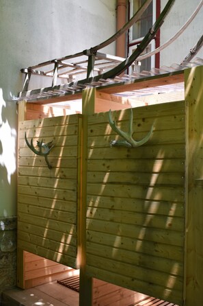 A wooden structure with a metal roof and a bench. - Wild Glamping in the Vienna Alps (Schwarzau im Gebirge)