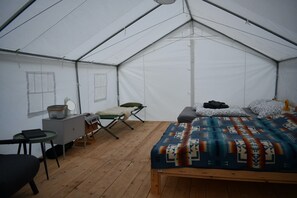 1 habitación, decoración personalizada, muebles diferentes y escritorio 