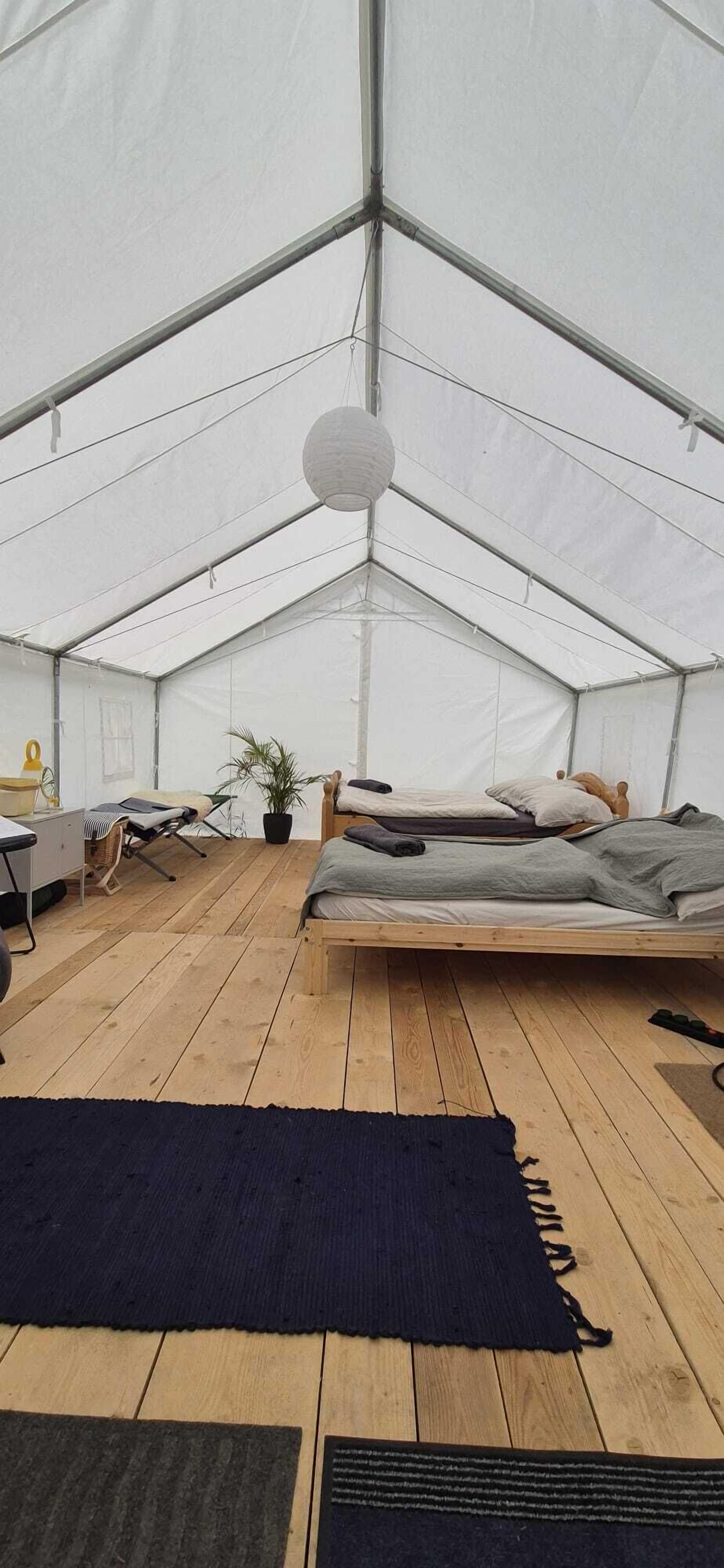 1 habitación, decoración personalizada, muebles diferentes y escritorio 