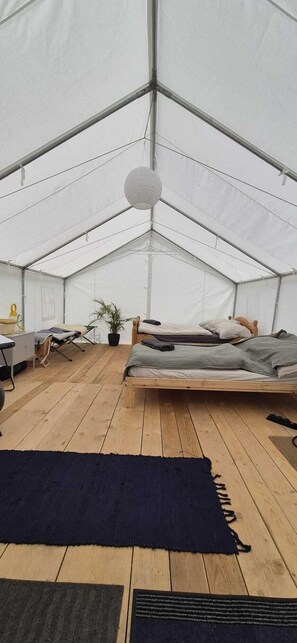 1 soverom, individuelt dekorert, individuelt innredet og skrivebord