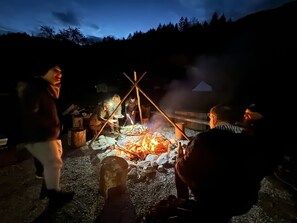 BBQ/picnic area - Wild Glamping in the Vienna Alps (Schwarzau im Gebirge)