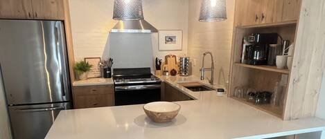 Kjøleskap, mikrobølgeovn, ovn og kokeplater