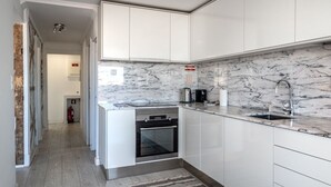 Private kitchen - Sunny Apartment in Bica by Lisbeyond (Lisboa)