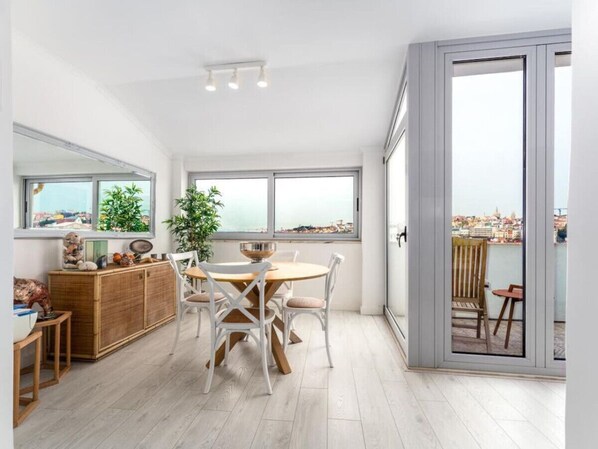 Dining - Sunny Apartment in Bica by Lisbeyond (Lisboa)