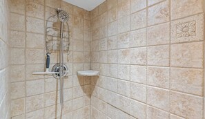 Douche, sèche-cheveux, serviettes fournies, savon