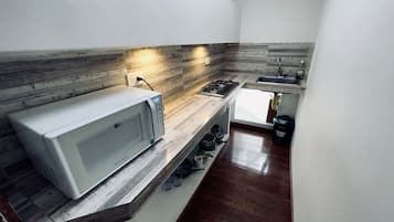 Refrigerador, microondas y utensilios de cocina
