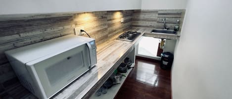 Geladeira, micro-ondas, talheres/pratos/utensílios de cozinha