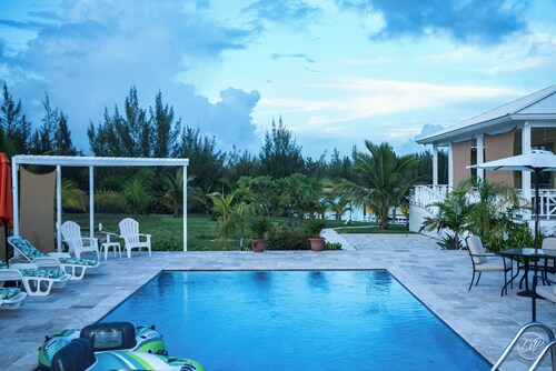 Spacious 2 Bedroom Apartment: Pool, Clubhouse, Dock -Da Bahamian Life Vacations