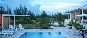 Spacious 2 Bedroom Apartment: Pool, Clubhouse, Dock -Da Bahamian Life Vacations