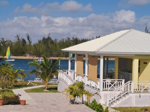 Spacious 2 Bedroom Apartment: Pool, Clubhouse, Dock -Da Bahamian Life Vacations