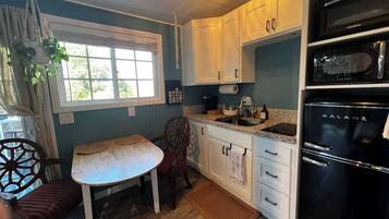 Fridge, microwave, oven, coffee/tea maker