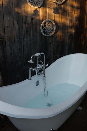 Ducha, secador de pelo y toallas