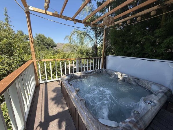 Bañera de hidromasaje al aire libre