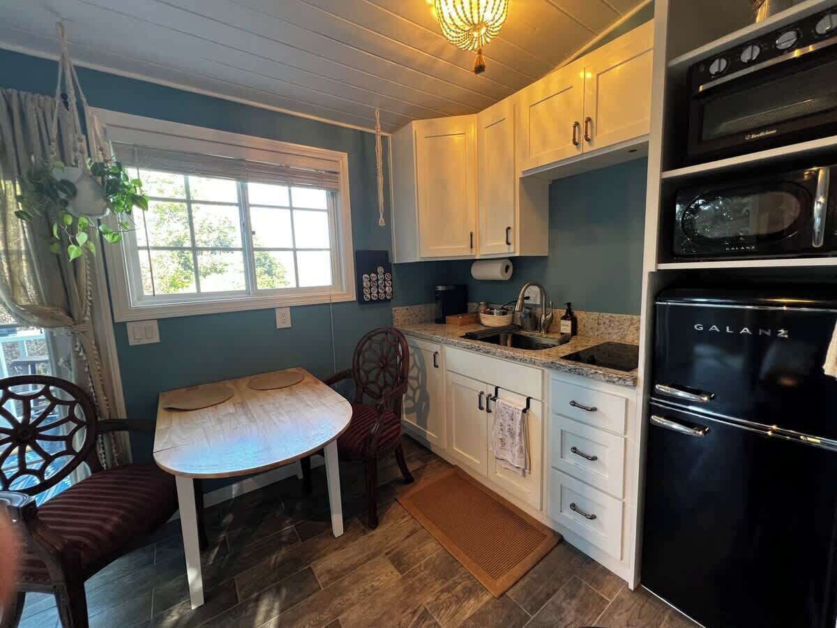 Een koelkast, een magnetron, een oven, een kookplaat