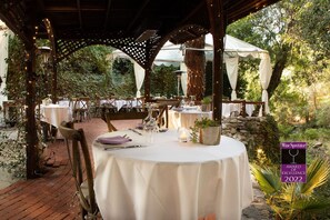 تناول الطعام بالخارج