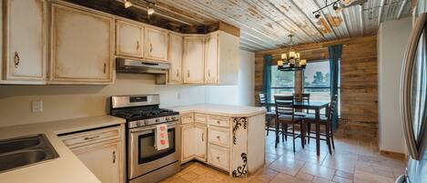 Fridge, microwave, stovetop, dishwasher